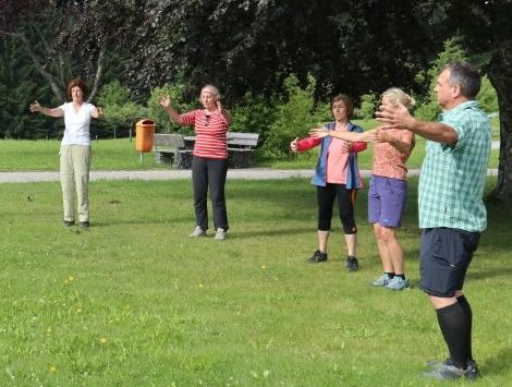 Menschen machen im Park Gigong.