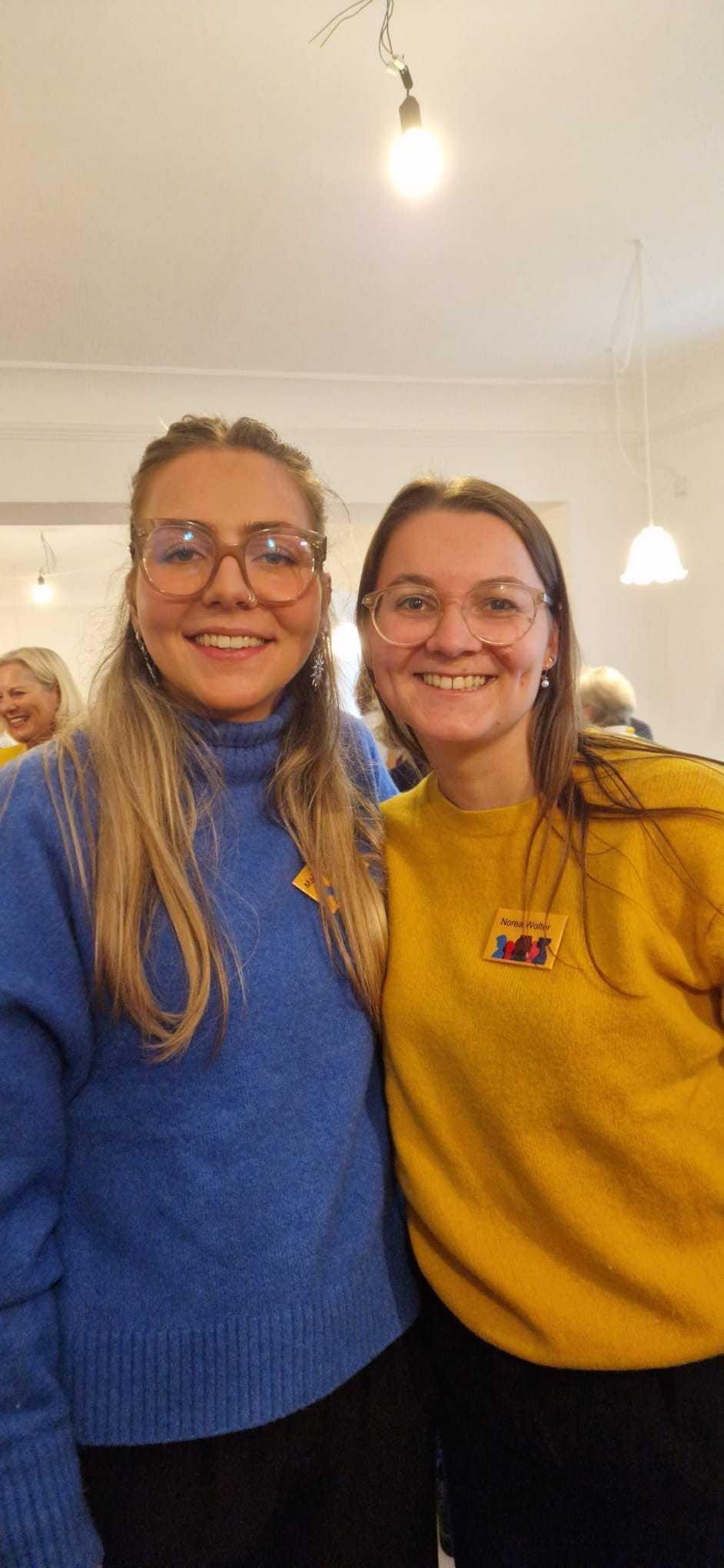 Zwei Frauen beim Frauentreff lachen in die Kamera.