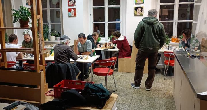 Schach-Spieler vom Schachtreff beim Schnellschachturnier im Café Klara im Mehrgenerationenhaus.