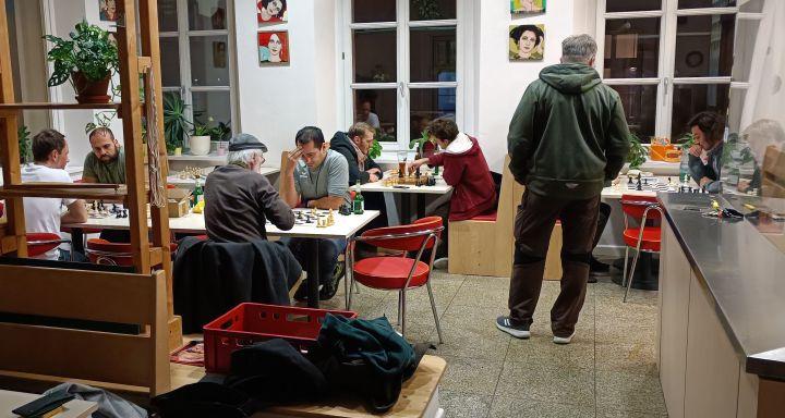 Schach-Spieler vom Schachtreff beim Schnellschachturnier im Café Klara im Mehrgenerationenhaus.
