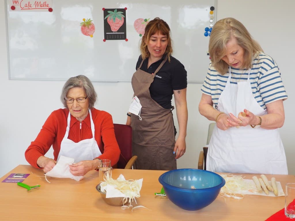 Drei Frauen kochen miteinander.
