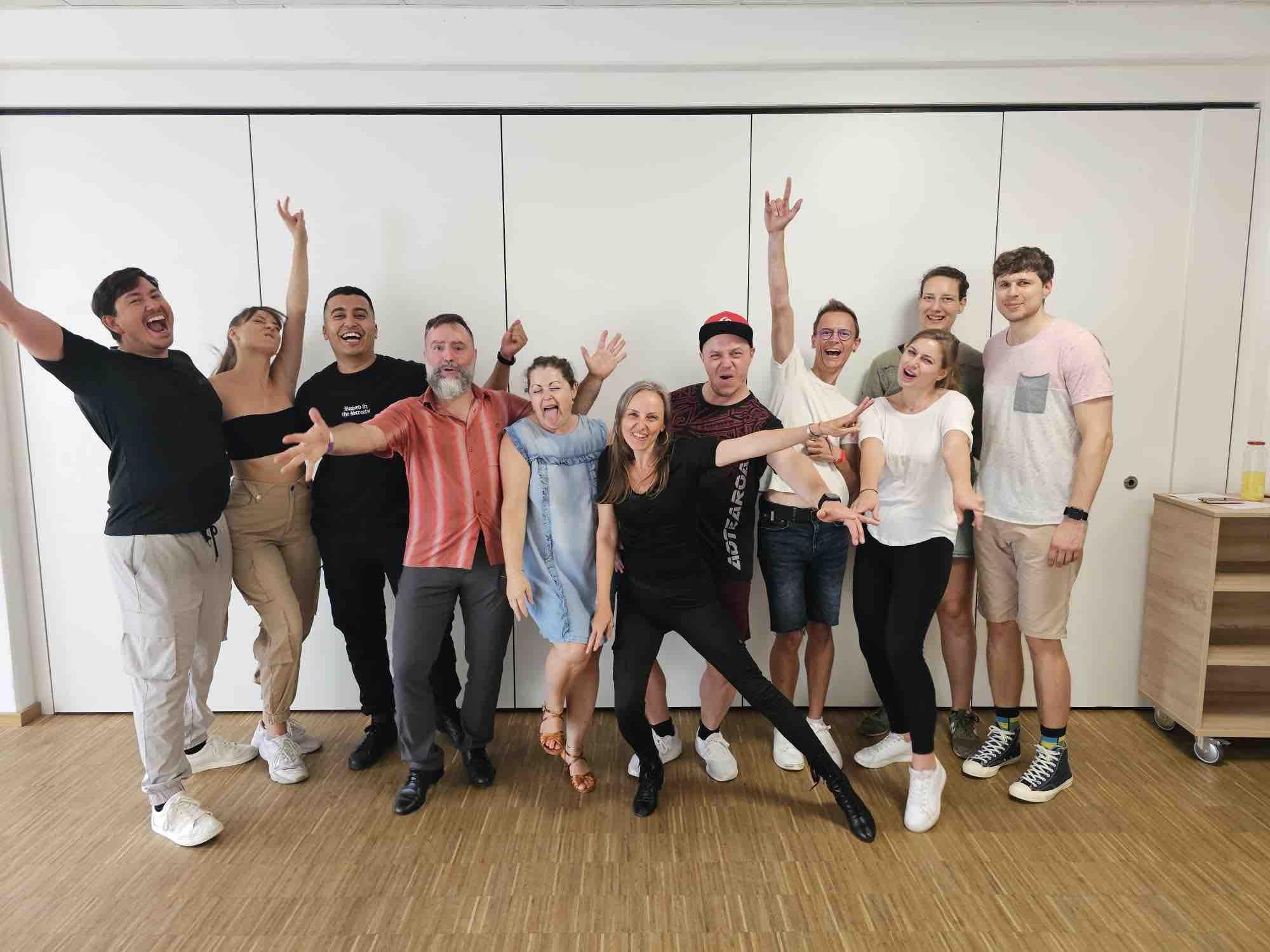 Tänzer von M & M Dance in Regensburg und Lappersdorf, die auf einem Gruppenbild lustig posieren.