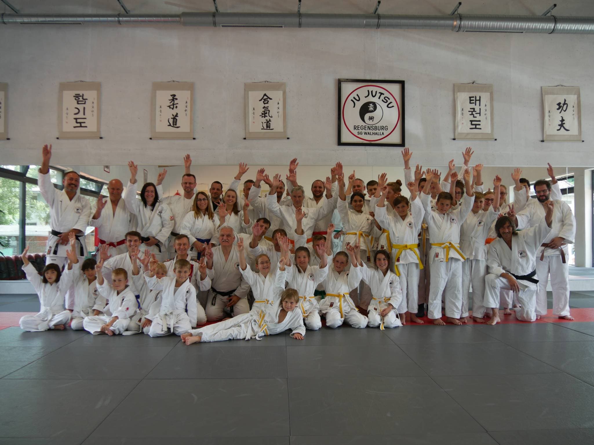 Eine Ju-Jutsu Mannschaft trainiert auf dem Hallenboden.