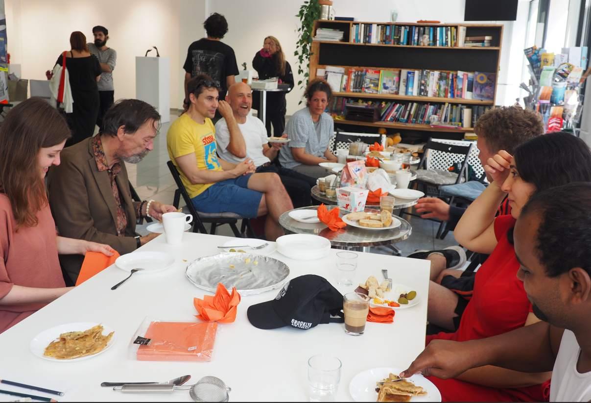 Menschen sitzen bei einem Brunch zusammen im Rahmen des MIZ Künstler Stammtisches.