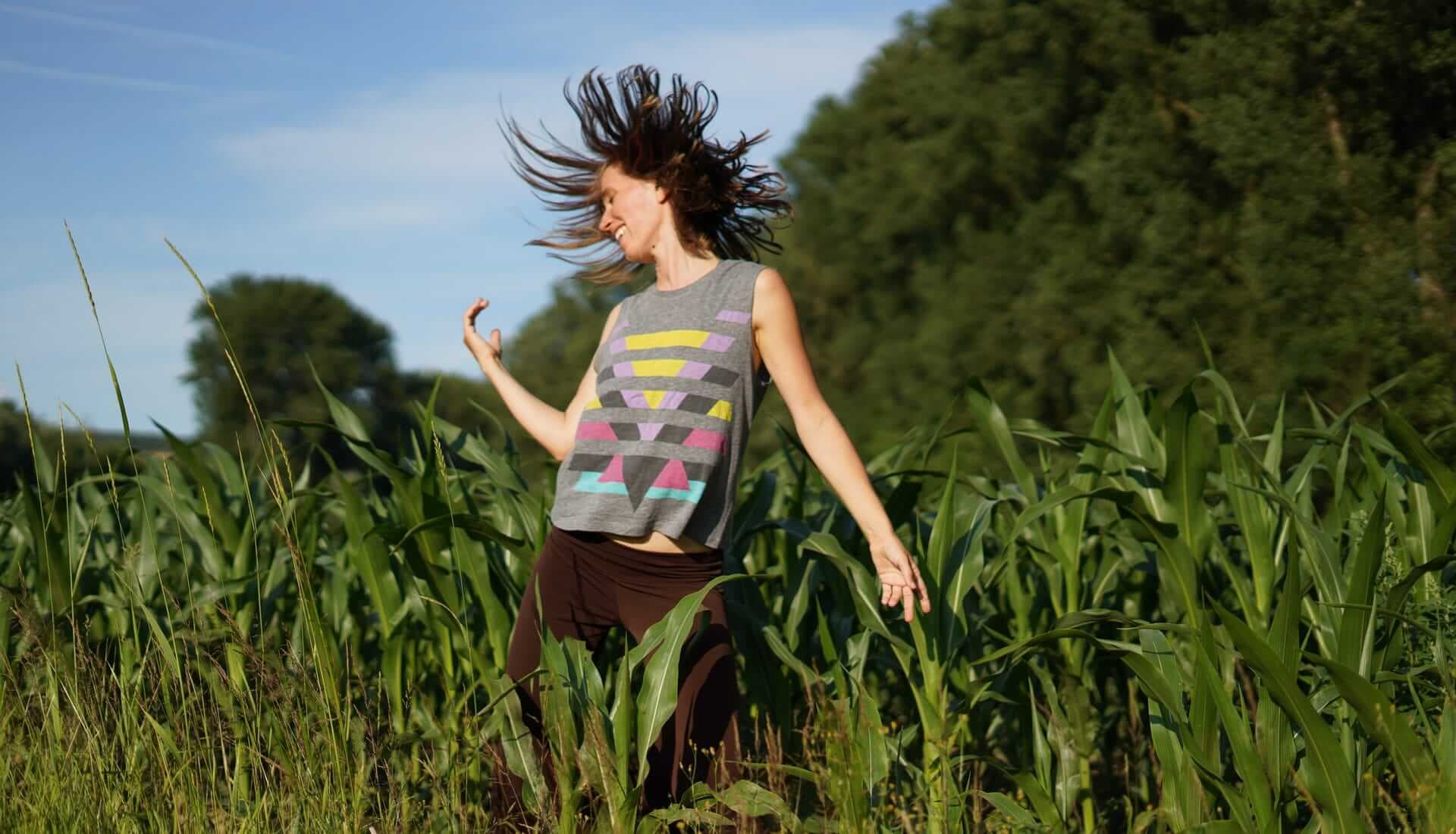 Melanie Dzur von Soul*Dance beim ausgelassenen Tanz auf einem Feld