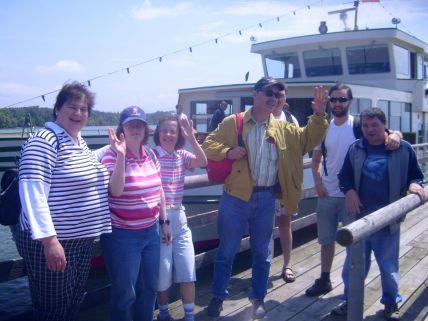 Die offenen Hilfen in Regensburg bei einem Bootsausflug im Frühling. Darunter sind auch ehrenamtliche Helfer.