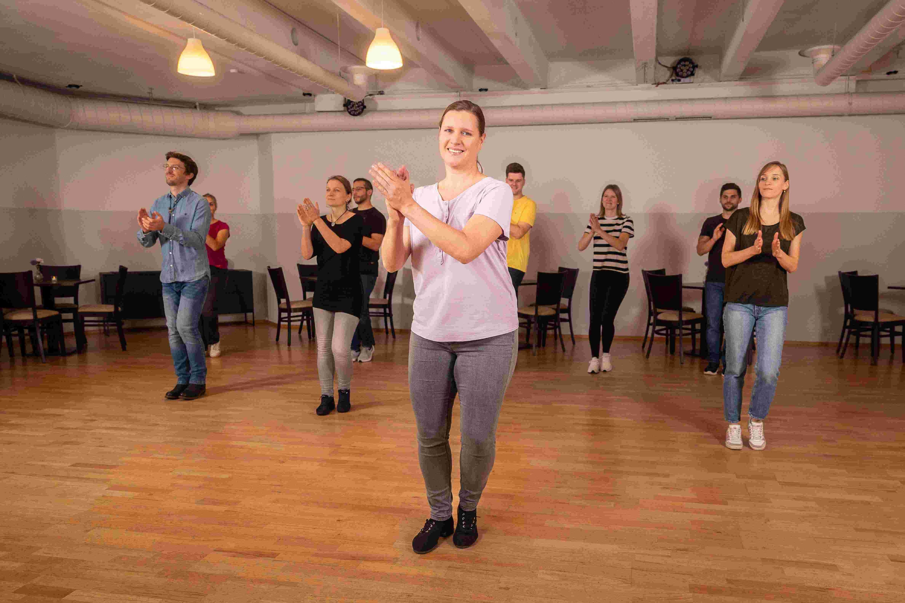 Eine Gruppe junger Menschen tanzt Linedance.