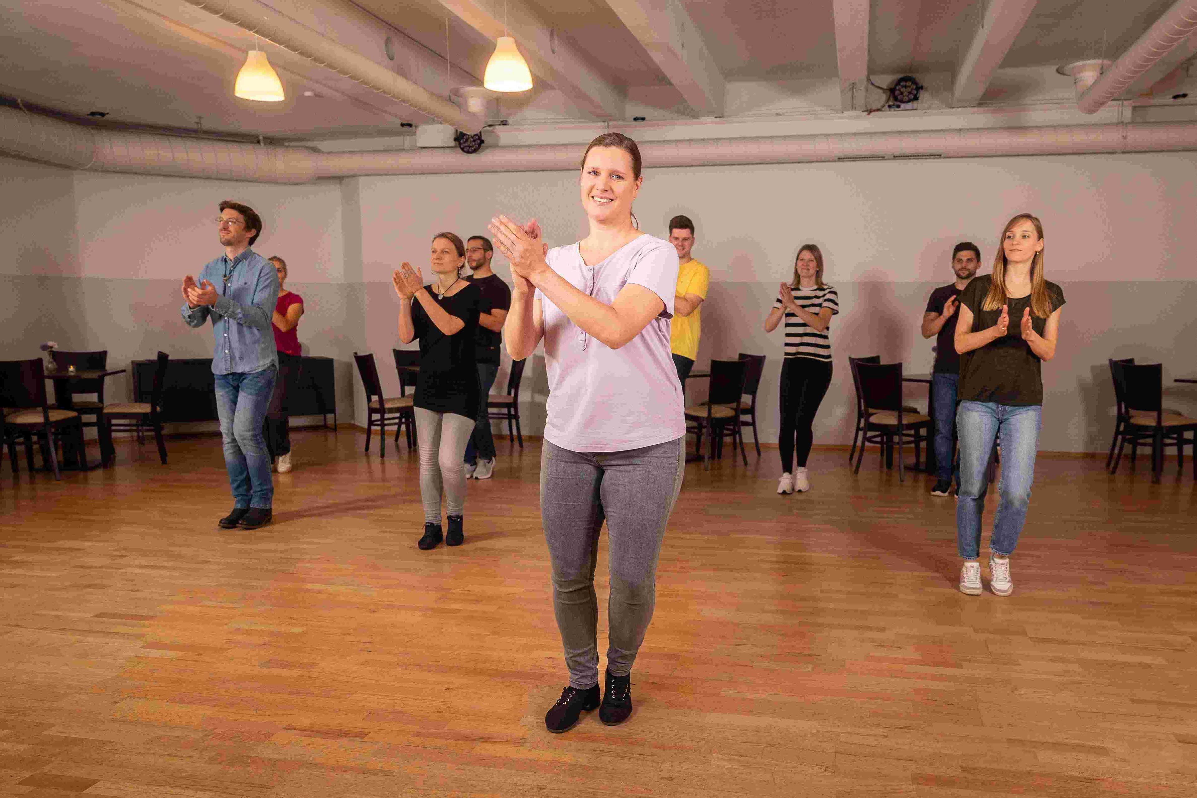 Eine Gruppe junger Menschen tanzt Linedance.