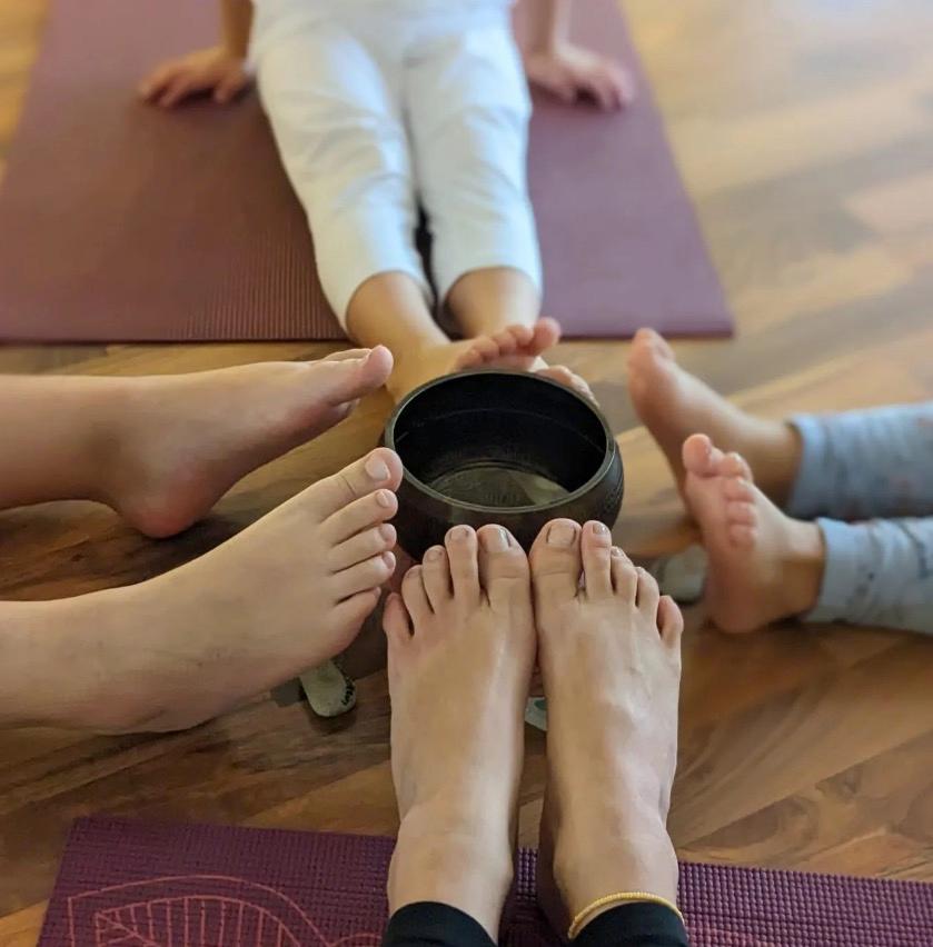 Füße die zu einer Klangschale zeigen beim Yoga in der Schwangerschaft.